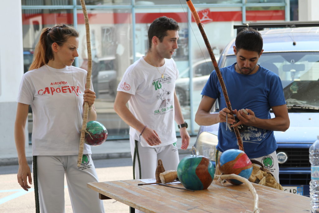 prof. Thiago capoeira berimbau